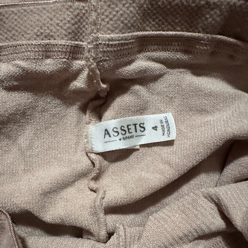 Assets by Spanx High-Waist Shaping Short Size 4 (180-220 lbs.)